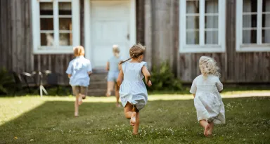 Barn som springer på gräsmatta
