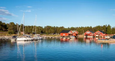 Hölick fiskeläge, segelbåtar och röda stugor