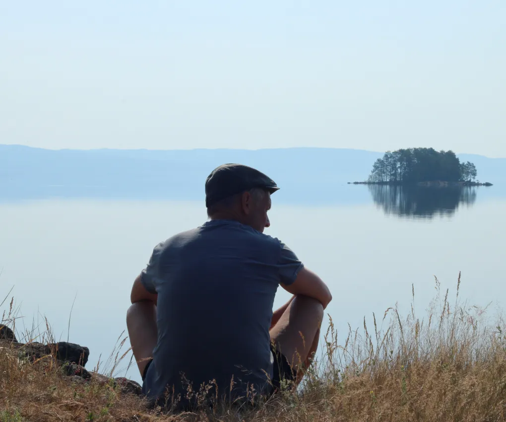 Person vid strandkant