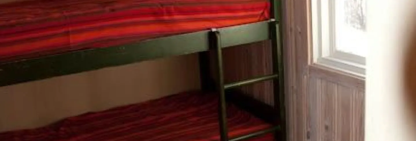 Sovrum 2. Våningssäng med sänglampor 