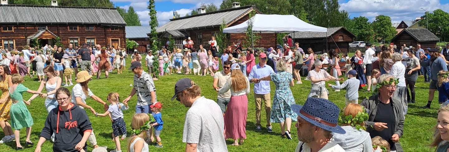 Midsommarfirande på Delsbo Forngård