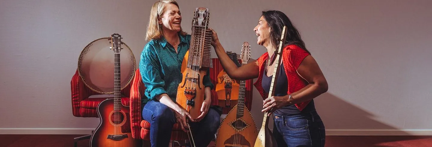 Världens musik-Konsert med Emilia och Nadin på Cafe Världen