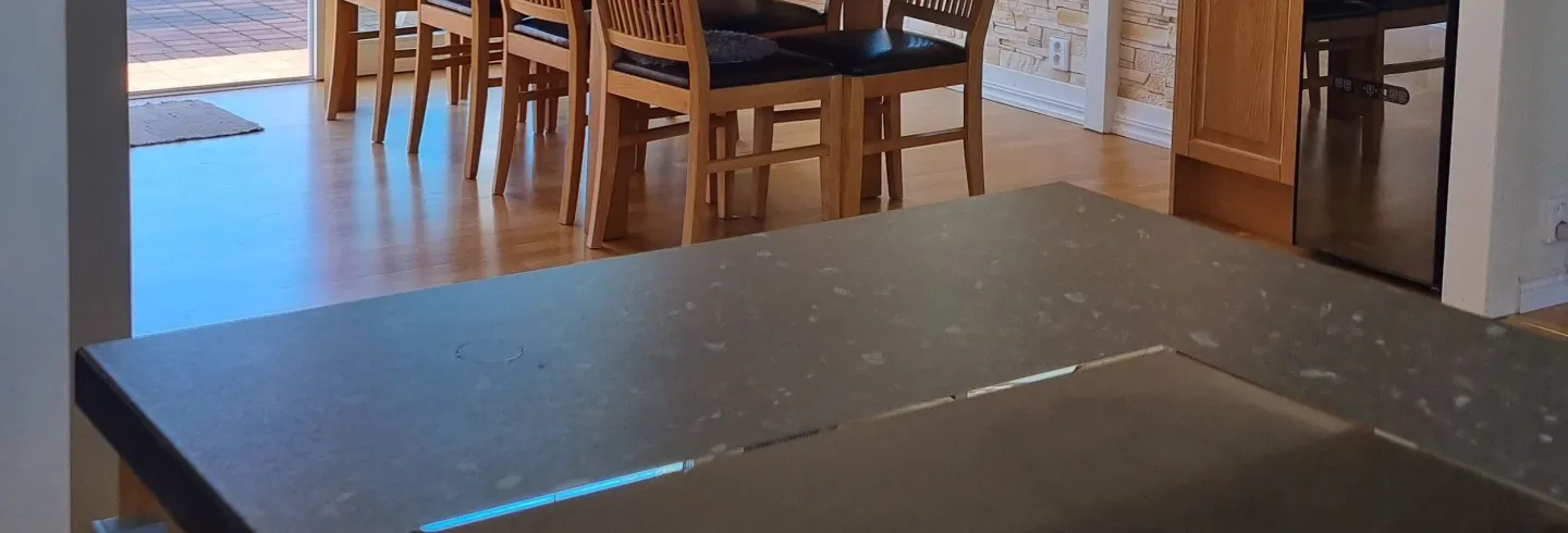 Rymlig villa med storslagen utsikt, 8 min fr Hudik