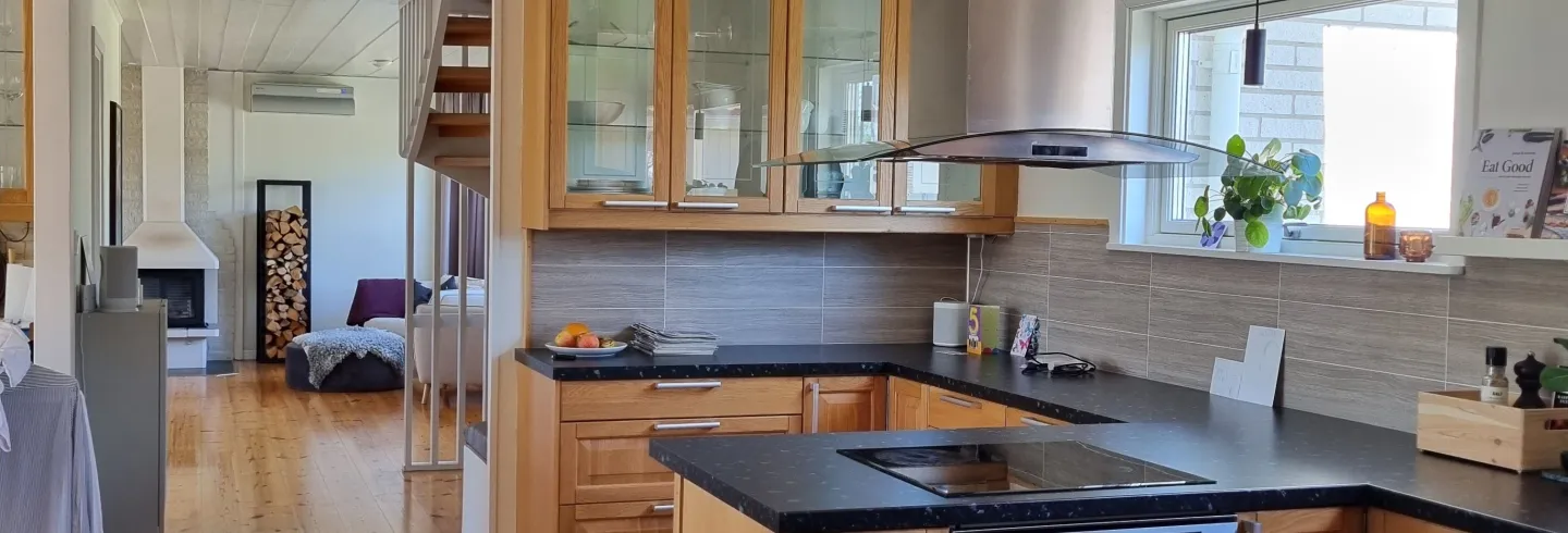 Rymlig villa med storslagen utsikt, 8 min fr Hudik