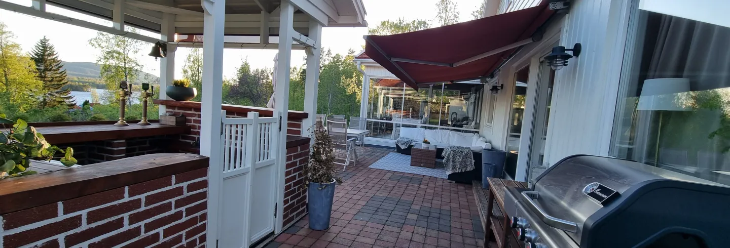 Rymlig villa med storslagen utsikt, 8 min fr Hudik