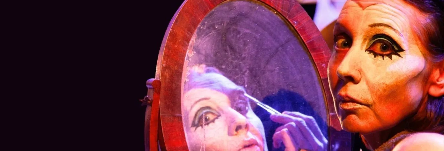 Kvinna som sitter framför spegel