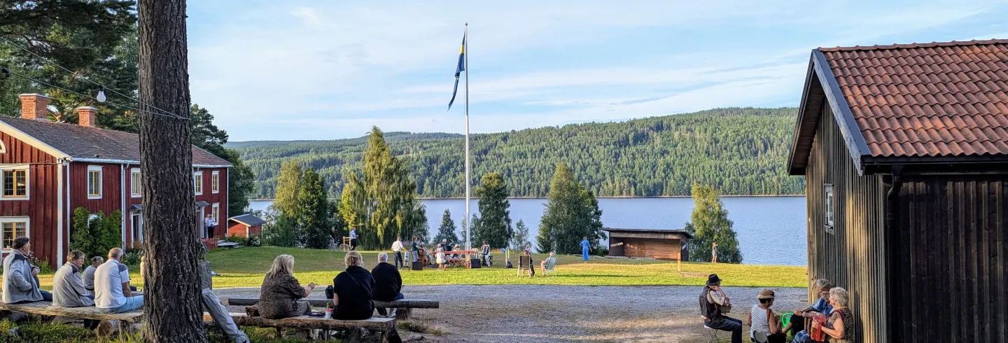 Kvällsstämma på Norrbo hembygdsgård - Konsert med Mårten Falk, en av Sveriges mest framgångsrika klassiska gitarrister.
