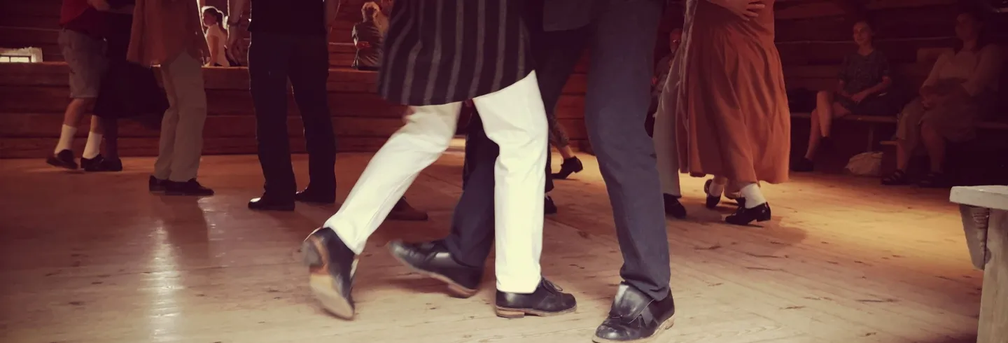 Dansa folkdans med Dellenbygdens folkdanslag