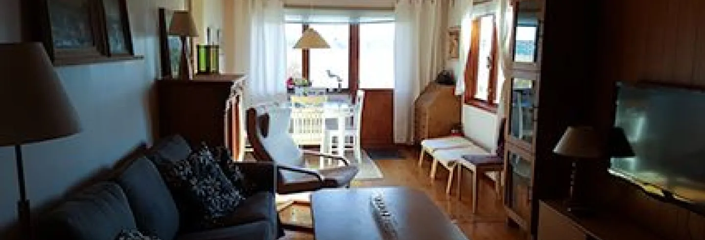Stuga med havsviksutsikt nära centrala Hudiksvall