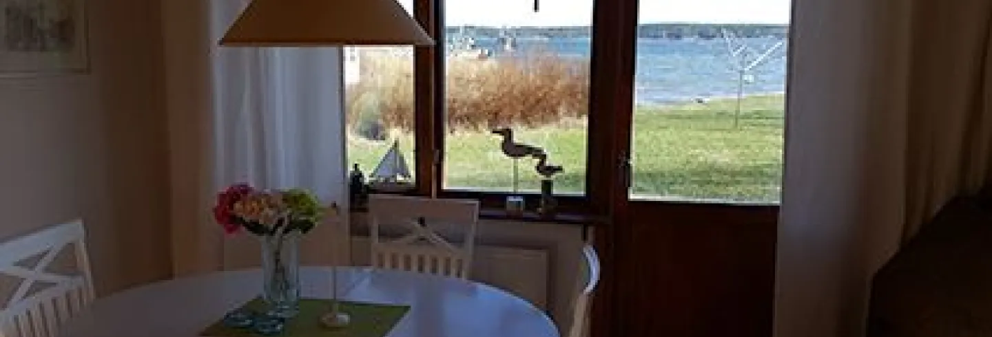 Stuga med havsviksutsikt nära centrala Hudiksvall