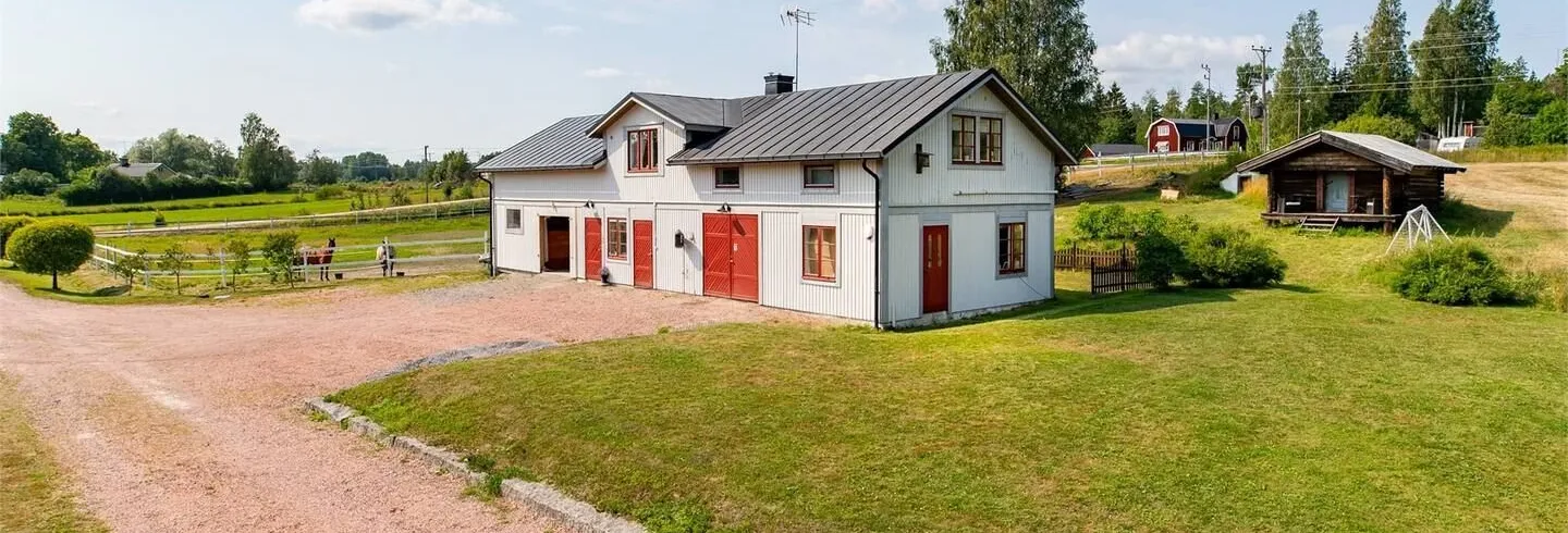 Lantligt boende i lägenhet ovanpå stall