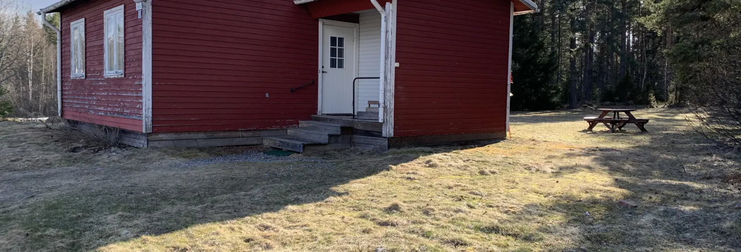 Litet hus nära skogen