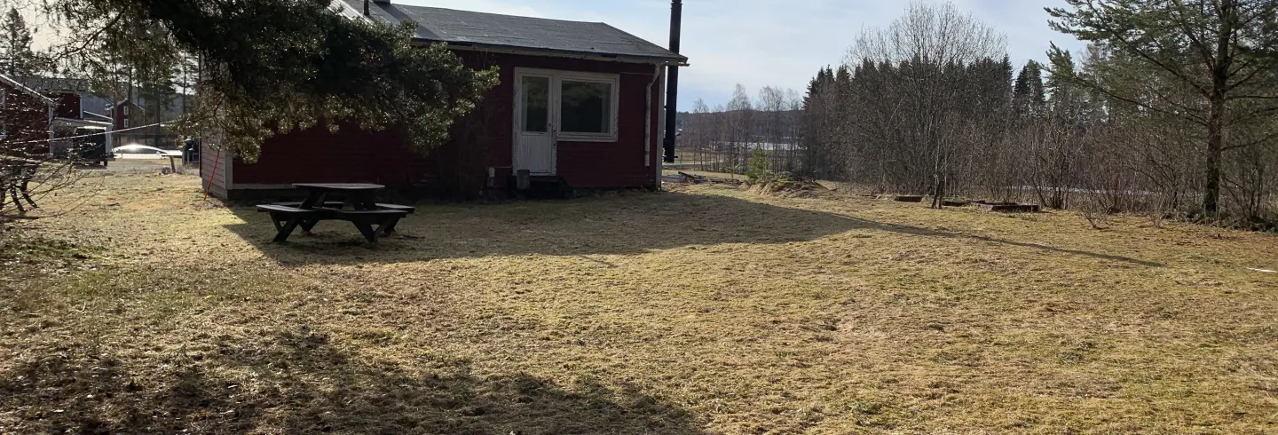 Litet hus nära skogen