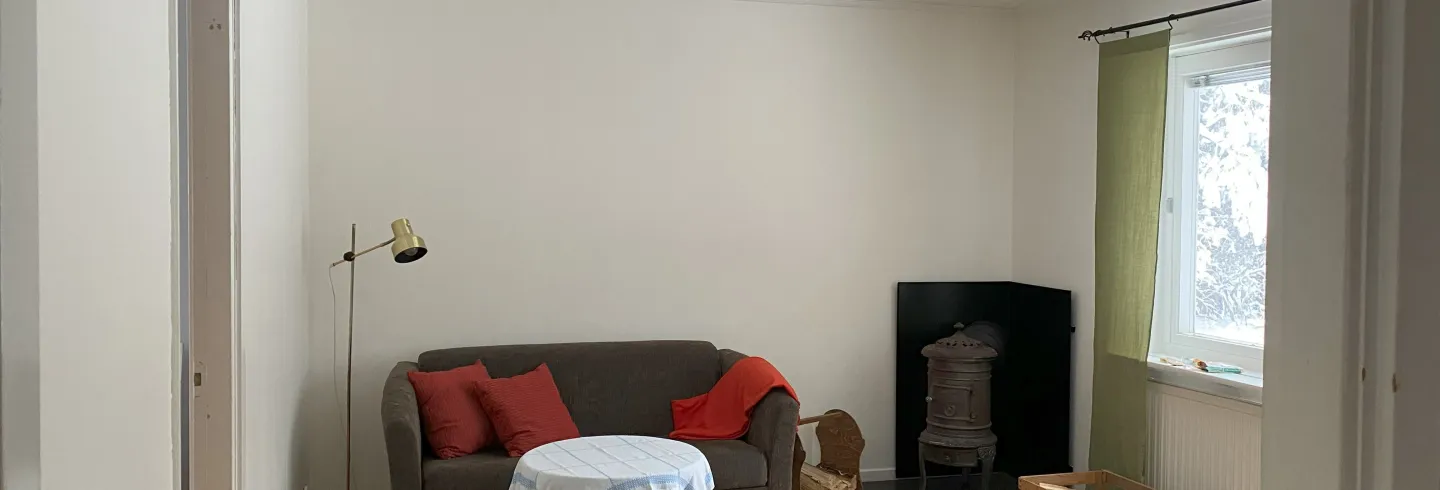 Litet hus nära skogen