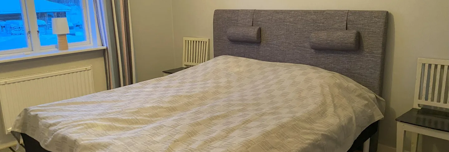 Litet hus nära skogen