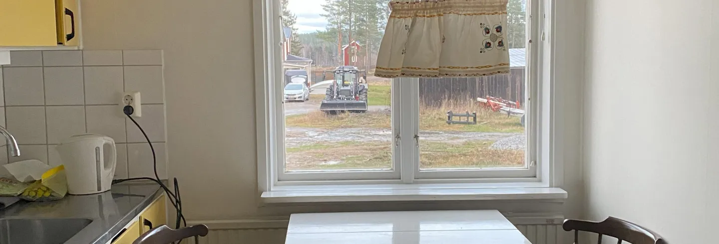 Litet hus nära skogen