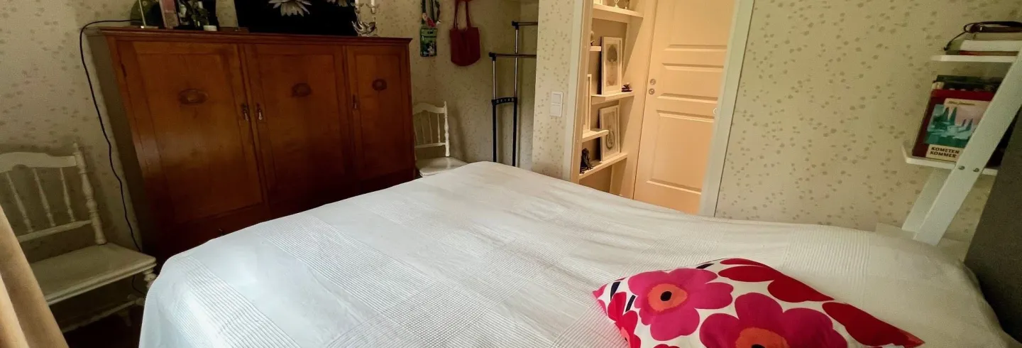 Sovrum med dubbelsäng och klädgarderob
