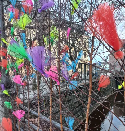 Påskris med färgglada fjädrar