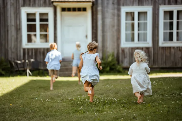Barn som springer på gräsmatta