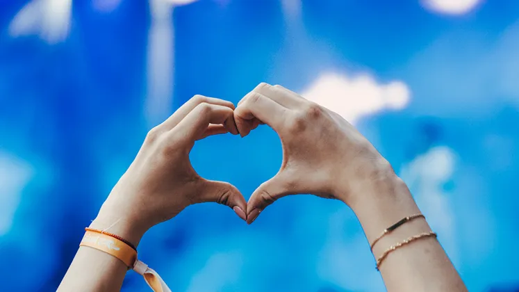 Hjärta format av händer