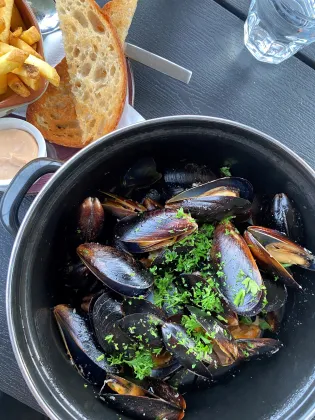Vinkokta musslor med bröd och pommes