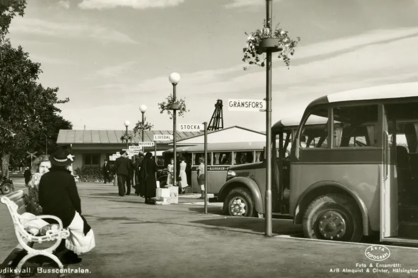 Gamalt foto över busstationen på Möljen