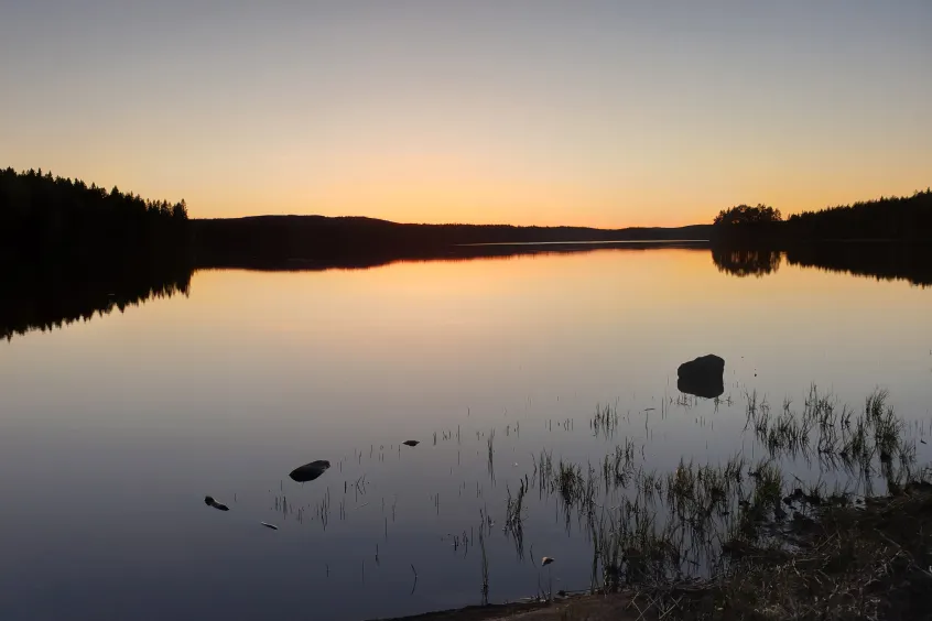 Solnedgång vid sjö