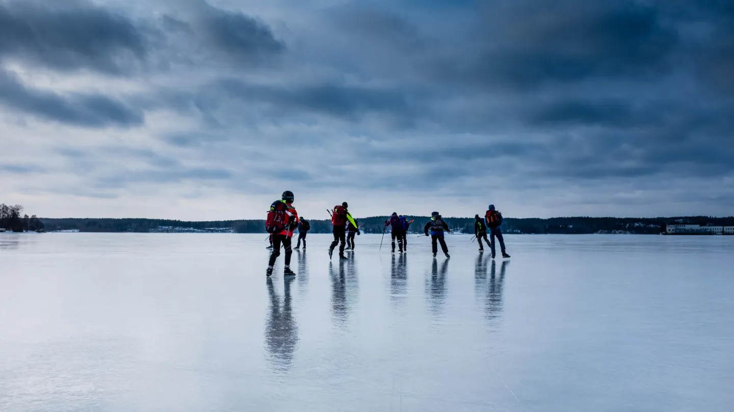 Skridskoåkare på sjö