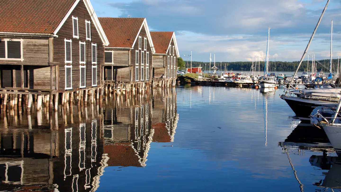Bruna magasinbyggnader i hamnen