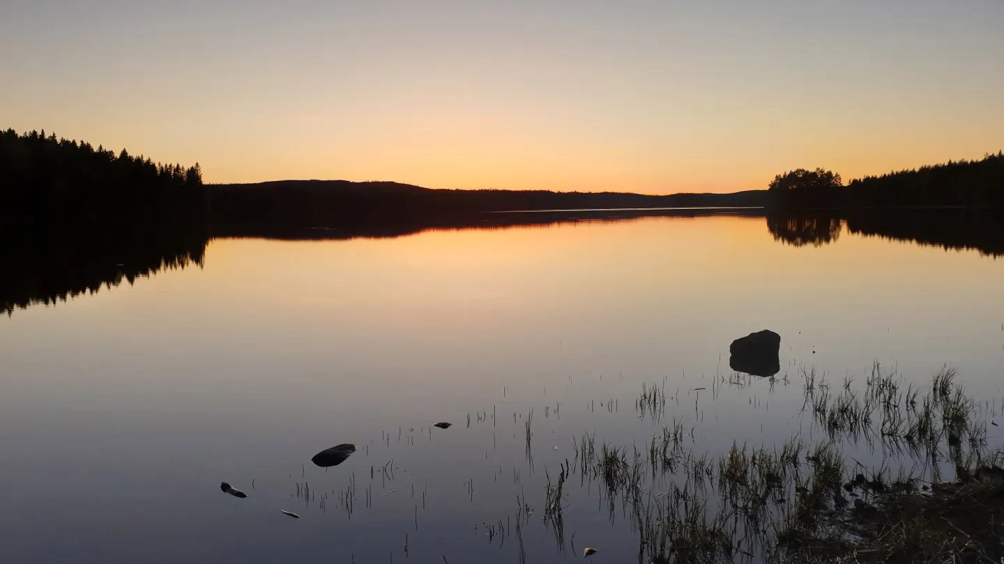 Solnedgång vid sjö